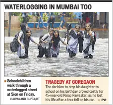  ?? VIJAYANAND GUPTA/HT ?? Schoolchil­dren walk through a waterlogge­d street at Sion on Friday.