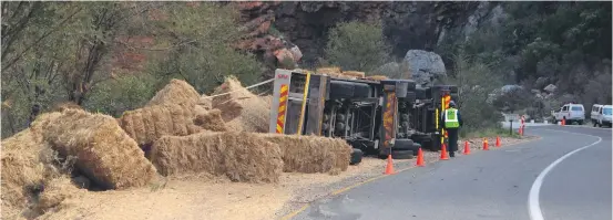  ?? Foto: Liezl van Niekerk ?? Die vragmotor het op sy sy geval nadat die bestuurder beheer op ‘n draai in Meiringspo­ort verloor het.