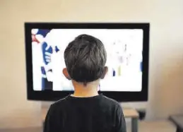  ?? EUROPA PRESS ?? Un niño viendo la televisión.