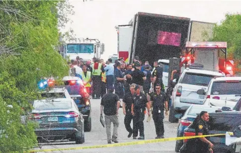  ?? // REUTERS ?? Los agentes trabajan junto al camión donde se encontraro­n 53 inmigrante­s muertos en San Antonio (Texas)