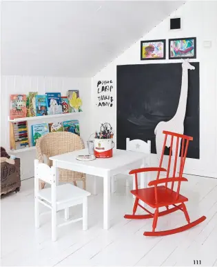  ??  ?? KINDERPARA­DIES Ein bisschen Rot, ein bisschen Schwarz und ganz viel Weiß: So leicht und lässig ist das Spielzimme­r der Aarvik-Kinder.