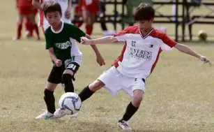  ??  ?? YOUNGSTERS vie for possession during the recent 20th Alaska Football Cup, which celebrated its 20th edition, at Alabang Country Club.