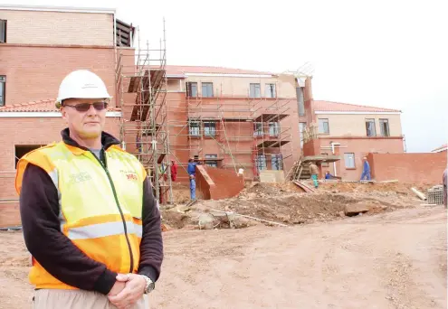  ?? Photo: Sue Maclennan ?? Safety Consultant Rudi van der Merwe at the Rhodes residence constructi­on site. Partner in the constructi­on company Roy Bowles said the site was never closed.