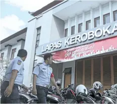  ?? THE ASSOCIATED PRESS FILES ?? Prison officials walk in front of the main entrance to the Kerobokan prison in Denpasar, Bali, Indonesia. Chrishan Beasley, an American citizen detained for a drug offense, escaped from the prison on Monday.