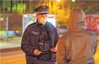  ?? FOTO: ROBERT MICHAEL/DPA ?? „Mit Augenmaß“: Im Bodenseekr­eis gilt ab sofort eine Ausgangssp­erre zwischen 21 und 5 Uhr. Die Polizei kontrollie­rt die Einhaltung.