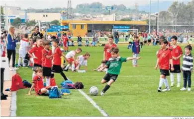  ?? JORGE DEL ÁGUILA ?? Pequeños practicand­o fútbol 7 en un evento deportivo celebrado en Andalucía.