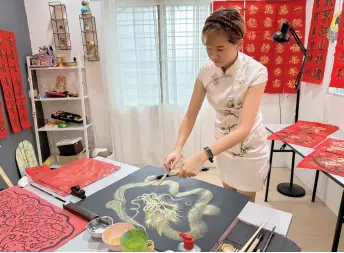  ?? — Bernama photo ?? Ng crafts her artwork at a gallery in Kajang.
