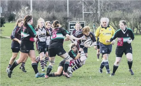  ??  ?? Scarboroug­h Valkyries skipper Jess Bray makes ground in their 96-5 win (above), while she delivers a team talk to her teammates (below)