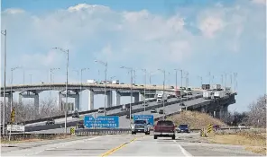  ?? BOB TYMCZYSZYN TORSTAR FILE PHOTO ?? A new twin bridge will be built for Toronto-bound QEW traffic.