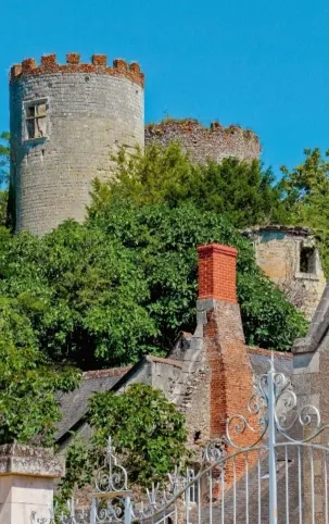  ??  ?? Vestiges (xiie-xiiie siècles) du château de Cinq-Marsla-Pile, en Indre-et-Loire. Après la mort du favori du roi, les lieux furent saccagés sur ordre de Richelieu.