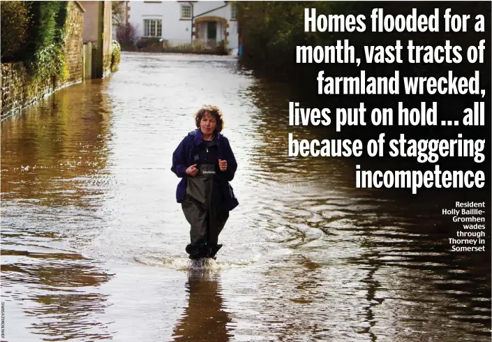  ??  ?? Resident Holly BaillieGro­mhen
wades through Thorney in Somerset