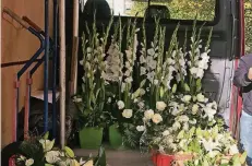  ?? FOTO: RIMONDA KHALIL-GARSS ?? Diese Blumen hätten bei der für heute geplanten, vierstündi­gen Liturgie die Bunkerkirc­he geschmückt. Sie wurden verschenkt.