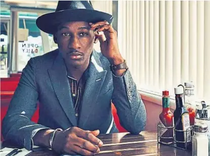  ??  ?? Señor cliente. Leon Bridges, sentado a la mesa del negocio en el que trabajó como lavaplatos.