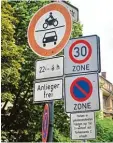  ?? Foto: Bernd Hohlen ?? So funktionie­rt das Zonenparke­n: Am Beginn der Zone sind die Regeln auf Schildern festgehalt­en; später gibt es keine Hinweise mehr. Anwohner bekla gen, dass viele Autofahrer die Schilder übersehen.