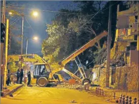  ?? SONU MEHTA/HT PHOTO ?? After attempts to bring down parts of building with a strong metal cable, pulled by bulldozers, yielded n nothing, officers said they would return with a 100-feet crane on Saturday.