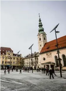  ?? WEICHSELBR­AUN (4) ?? Der Heiligenge­istplatz ist einer der stark frequentie­rtesten Plätze in der Landeshaup­tstadt