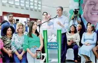  ?? FUENTE EXTERNA ?? Fernández estuvo ayer en la circunscri­pción de Santo Domingo Este .