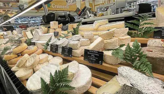  ??  ?? Belle exposition des meilleurs fromages affinés aux comptoirs découpe Cactus.