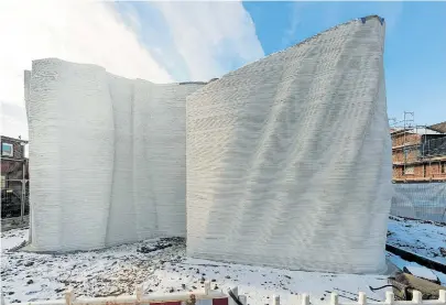  ?? [Christian Buck] ?? Welliger Vorhang aus Druckbeton: Das Wavehouse in Heidelberg ist Europas größtes 3-D-gedrucktes Gebäude.