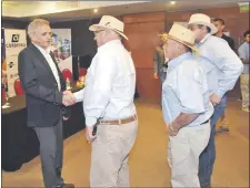  ??  ?? El titular de la ARP, Luis Villasanti, saludando a algunos productore­s agropecuar­ios de la zona de Curuguaty.