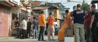  ?? FACHRIL SYAHPUTRA/SUMUT POS ?? TELUSURI JARINGAN TERORIS: Densus 88 bersama Polda Sumut menggeleda­h rumah Salman dan Fahmi di Jalan Serdang, Medan, Rabu sore (13/11). Keduanya diduga memiliki hubungan dengan Rabbial.