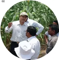  ??  ?? Pinnamanen­i Srinivasa Rao talks to farmers about the benefits of sorghum. 02