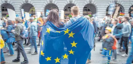  ?? FOTO: IMAGO ?? Zwei Teilnehmer der großen Demonstrat­ion gegen den Brexit am vergangene­n Samstag in London.