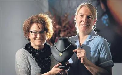  ?? Picture: Kris Miller. ?? Lorraine Law and Marie Curie nurse Fran Beaton, with the necklace to be auctioned this week.