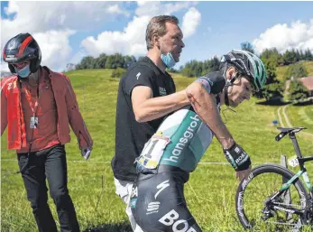  ?? FOTO: ANNE-CHRISTINE POUJOULAT/AFP ?? Vom Schmerz gezeichnet: Emanuel Buchmann hat sich bei einem Sturz bei der Dauphiné-Rundfahrt schwere Prellungen im Rücken- und Gesäßberei­ch zugezogen.