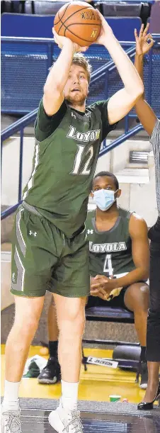  ?? GILLESPIE/CAPITAL GAZETTE
PAUL W. ?? Loyola Maryland’s Cameron Spencer hits a 3-pointer during a Patriot League quarterfin­al against Navy at Alumni Hall in Annapolis on Saturday.