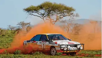  ?? Fotos: McKlein ,Audi, dpa tmn ?? Die Wüste bebt: Dieser Audi 200 gewann 1987 spektakulä­r die Safari Rallye durch Afrika. Das – unrestauri­erte – Original wirbelt heute noch Staub auf. Sogar die Aufkleber von damals sind unversehrt.