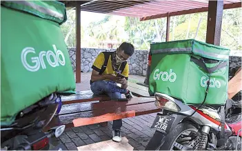  ?? — Picture by Yusof Mat Isa ?? The homegrown company will also continue to support its restaurant partners by absorbing all costs for self-pick up orders made via the Grab App and temporaril­y reduce commission to zero per cent if customers choose to pick up their orders themselves.