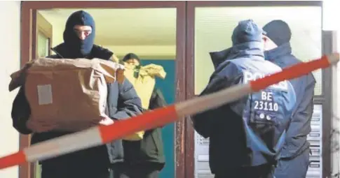  ?? // EFE ?? La Policía alemana procede al registro de la vivienda de Daniela Klette en Berlín
