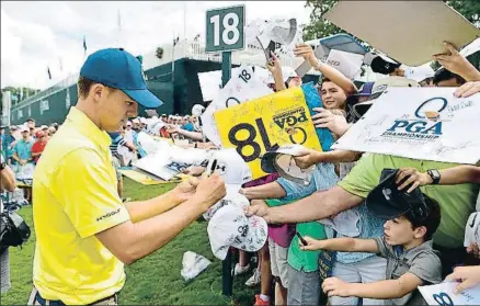  ?? STUART FRANKLIN / AFP ?? Jordan Spieth firmando autógrafos al concluir un entrenamie­nto en Quail Hollow