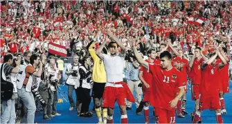  ??  ?? Die 51.428 Fans im ausverkauf­ten Happel-Stadion feierten Stranzl, Korkmaz und Co. nach dem späten Ausgleichs­tor gegen Polen – es sollte der einzige Punkt bei der EURO bleiben.