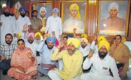  ??  ?? AAP members protesting in the Vidhan Sabha complex; and (right) CM Capt Amarinder Singh speaking inside the House in Chandigarh on Friday.