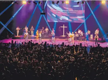  ?? FOTO: GEMEINSCHA­FT IMMANUEL/KYRA ABT ?? Über 2500 Christen kamen am Ostermonta­g zum Lobpreisko­nzert in der Oberschwab­enhalle.