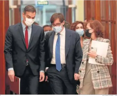  ?? EDUARDO PARRA / EP ?? Pedro Sánchez, Salvador Illa y Carmen Calvo, a su llegada ayer la sesión de control al Gobierno en el Congreso.