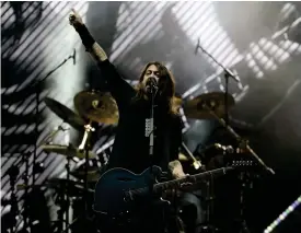  ?? FOTO: EDUARDO VERDUGO/TT-AP ?? Låtarna på Foo Fighters jubileumss­kiva är arrangerad­e med ytterst skarpt
■ öra.