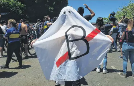  ?? /EFE ?? Los fans de River Plate, y Argentina en general, se resignan a que la final más esperada será en Madrid.