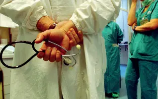  ??  ?? In corsia Infermieri e medici in ospedale Il Cardarelli ha aperto le procedure concorsual­i per 20 nuovi infermieri e 60 operatori socio sanitari: scadono a fine mese