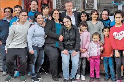  ?? PRO ?? En La Matanza. Macri posa con chicos de La Tablada, durante la visita de campaña que hizo diez días atrás./