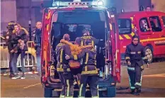  ?? FOTO: LANGSDON/DPA ?? Sanitäter bringen einen Verletzten nach einem der Bombenansc­hläge vor dem Stade de France ins Krankenhau­s.