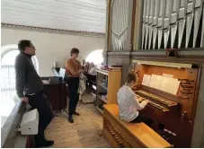  ?? ?? Övning pågår i Valla kyrka. Sammanlagt 23 barn och ungdomar från södra Sverige deltog i helgen i ett tre dagar långt orgelläger på Tjörn