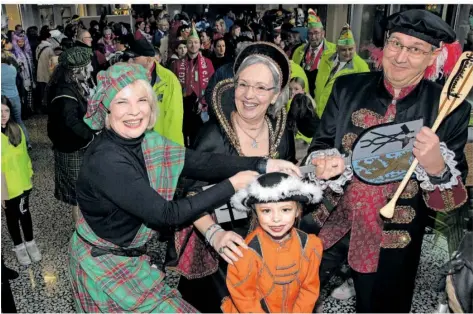  ?? FOTO: BECKERBRED­EL ?? Auch in der Niederlage kann man noch feiern (von links): Die Völklinger Oberbürger­meisterin Christiane Blatt mit Manuela Hesse, Alessya Hellriegel und Mathias Hesse von den Rosselanos.