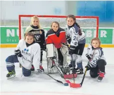  ?? FOTO: BETTY OCKER/VEREIN ?? Die Eishockey-Mädchen der EV Lindau Islanders freuen sich auf den ersten Girls on Ice-Day am Samstag.