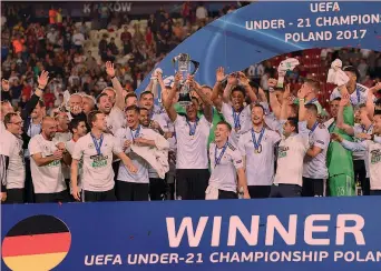  ?? AFP ?? I festeggiam­enti della Germania dopo aver battuto la Spagna: è il secondo titolo Europeo U21
