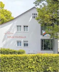  ?? FOTO: RALF SCHÄFER ?? An der Grundschul­e in Fischbach ist es die achte Woche in der Notbetreuu­ng. Ab 18. Mai kommen die Viertkläss­ler dazu.