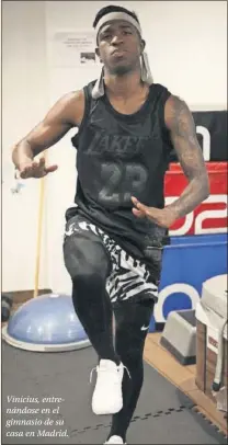  ??  ?? Vinicius, entrenándo­se en el gimnasio de su casa en Madrid.