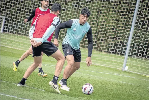  ?? SD HUESCA ?? El defensa Ignasi Vilarrasa se topa con otro zaguero, Iván Martos, durante un ejercicio de la sesión de ayer en la Base Aragonesa.